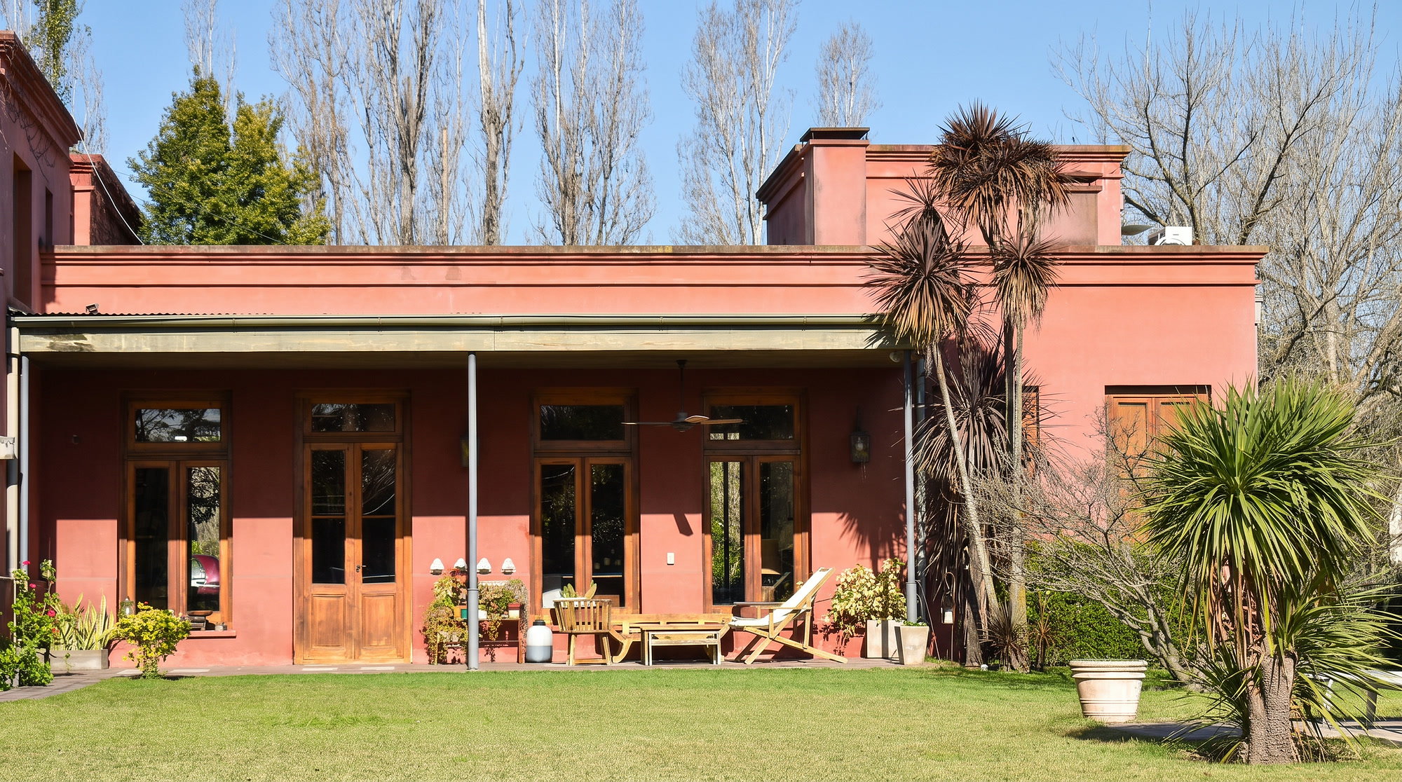 Galería techada de la casa, vista desde el parque