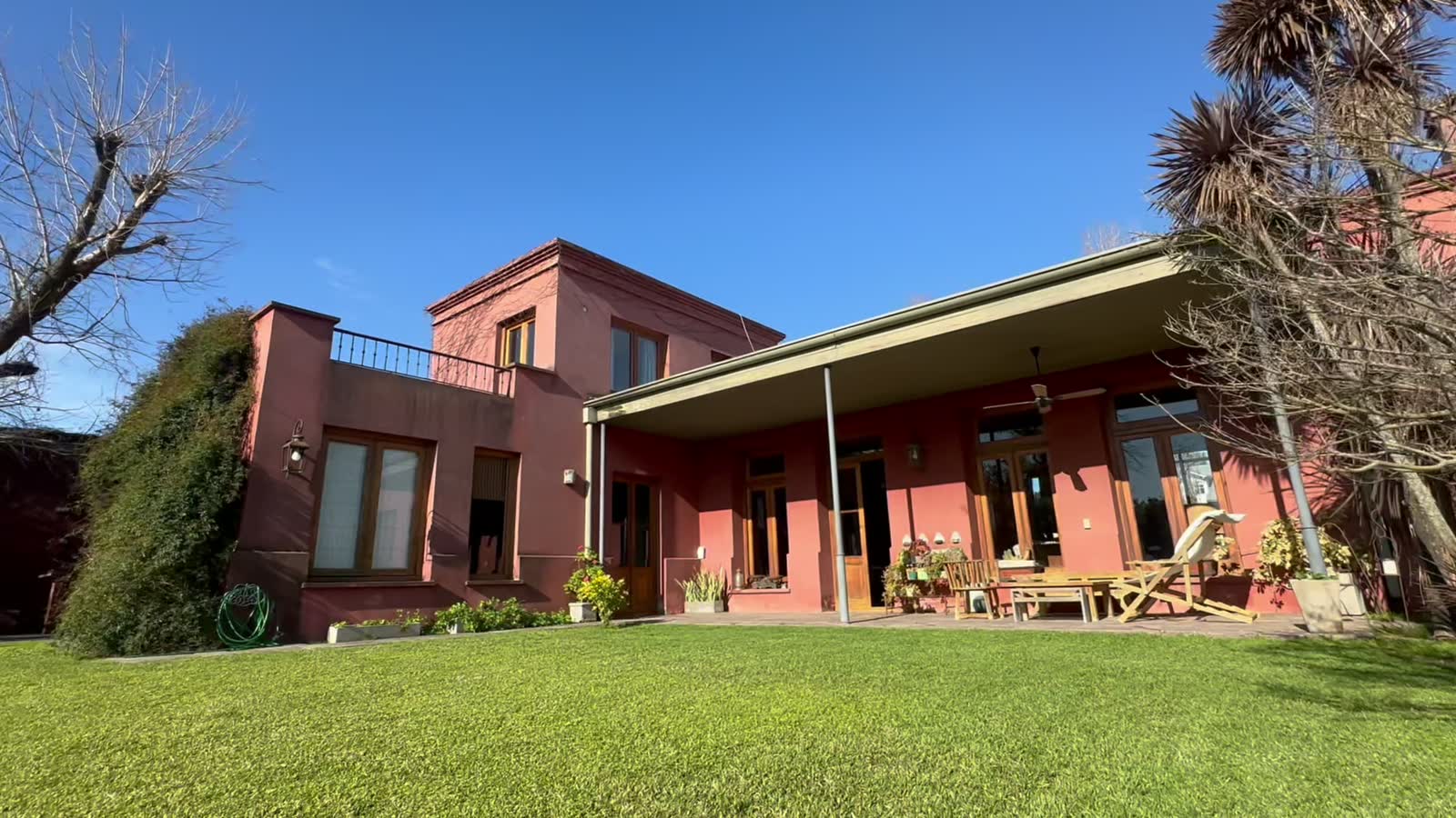 La casa vista desde el parque